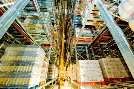   Il magazzino a scaffali è stato realizzato come magazzino per forca a doppia profondità con cinque dispositivi di comando degli scaffali