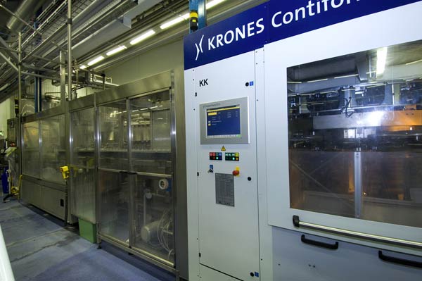produttività elevata del riempimento è di enorme importanza. Questo è stato uno dei fattori determinanti che ci hanno portato a scegliere la Krones." La soffiatrice Contiform S10 è collegata meccanicamente in bloc con la riempitrice