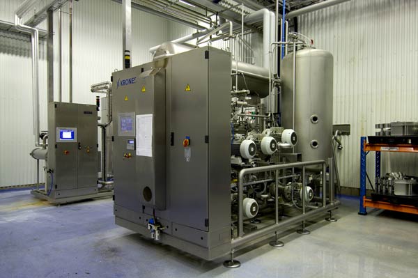 impianto fornito dalla Krones è equipaggiato con la tecnologia di processo: un impianto CIP ed un impianto Contiflow 30/2 per la preparazione delle bevande