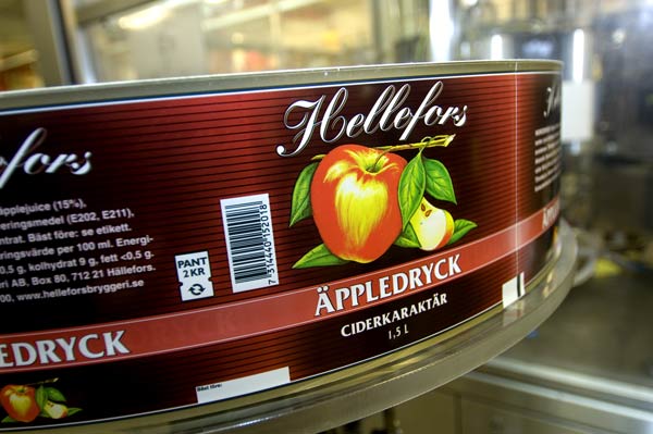 quanto riguarda l'etichettatura, la Hellefors ha deciso di realizzare la possibilità di scegliere tra l'etichettatura avvolgente su una Contiroll e l'applicazione di etichette in carta con una Prontomatic