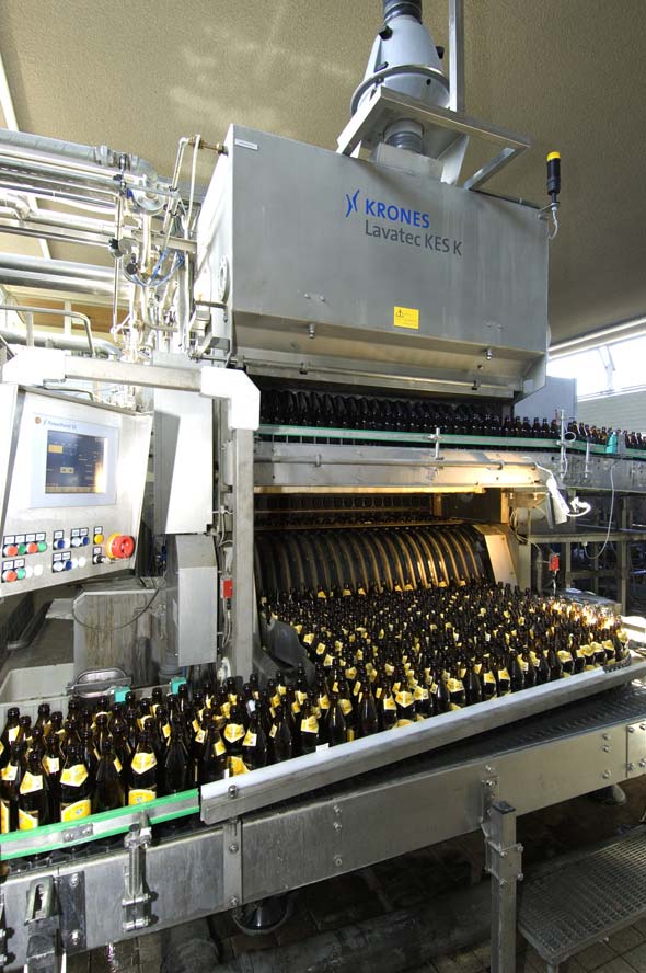 Il birrificio privato ha rinnovato il suo impianto d'imbottigliamento in due fasi, e come lavabottiglie ha ordinato una Lavatec KES K.