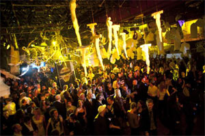  Gruppo di libertini Strongbow Gold in locale trendy passano la golden hour