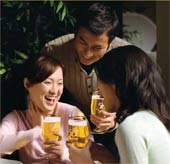 Sorridenti, giovani e rampanti yuppies Cinesi bevono la Birra Budweiser del gruppo Anheuser Busch in attesa delle olimpiadi in Cina