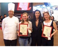 da destra Chantelle Packer, vincitrice del concorso, Barbara Chiassai di Esse Caff�, Janna K�hne, menzione speciale, e Giovanni Pina, presidente dell�Accademia Maestri Pasticceri Italiani