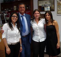  da sinistra: Giovanna Ruggieri, Michela Santini, Valeria Iaia con  Leopoldo Pasquini Presidente di San Geminiano 