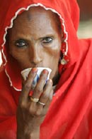 Foto Etnica Donna beve tazza Caffè