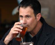 Sam Calagione beve un a birra estrema superalcolica