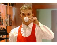 Barman beve caff� Illy illycaf�