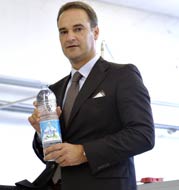 Alberto Bertone mostra  bio-bottiglia Acqua Minerale Sant'Anna 