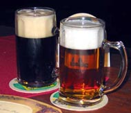 Boccali di birra chiara e scura 