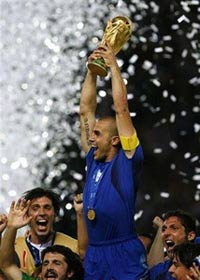 Italia Campione Del Mondo, Fabio Cannavaro alza la coppa