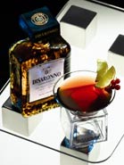 Bottiglia Amaretto DiSaronno con Cocktail Cosmopolitan