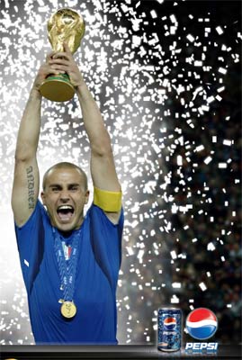 Fabio Cannavaro Capitano Italia Mondiali Calcio Germania 2006 Alza la Coppa e con Lattina e marchio Pepsi