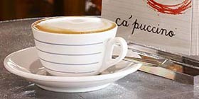 Interno Tavolinio con tazzina Caffetteria Cà Puccino Londra