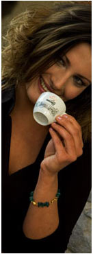 Donna che Beve il Caffè Mokarico