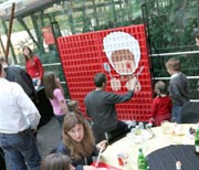 Artista Dipinge lattine al Nescafè Art Bruch