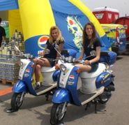 Ragazze immagine pepsi su piaggio vespa