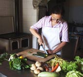 signora cuoca cucina pasto biologico