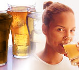Ragazza Bionda beve succo