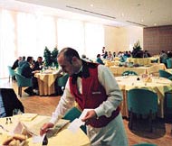Cameriere serve al ristorante