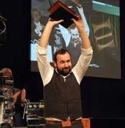 Stephen Morrissey barista irlandese vincitore World Barista Championship alza il premio