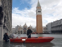 LA STAMPA DENUNCIA : COCA-COLA SI BEVE VENEZIA. -LE PRECISAZIONI DI CACCIARI. -LE PROTESTE DEI GROSSITI BEVANDE E DELLA LEGA 