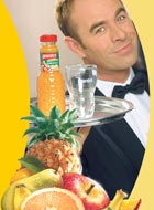 Cameriere con succo di frutta granini