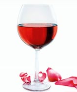 Calice vino novello rosso petali di rosa