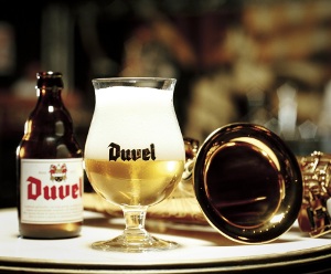 Duvel birra belga corpo donne ART EXHIBITION