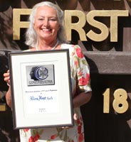 Margherita Fuchs von Mannstein, Amministratore Delegato di Birra FORST mostra attestato Confindustria per 100 anni giubileo