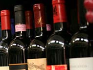 Scaffale bottiglie vino supermercato enoteca 