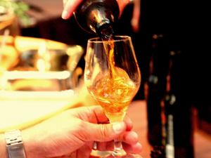 Bicchiere birra artigianale degustazione al tavolo