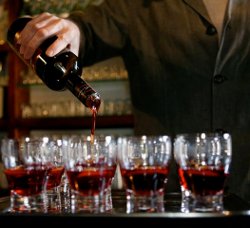 Antica_Grapperia_Nardini_dettaglio_preparazione_aperitivo_mezzo