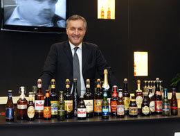 Davide Daturi, CEO Dibevit Import, davanti a numerose specialit� birrarie distribuite dall�azienda 