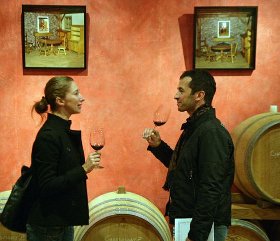 Coppia in cantina si innamora bevendo vino botti sul fondo