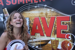 Giovane ragazza bionda amaro averna liquori