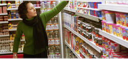 Ragazza prende da scaffale marca privata private label