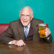 Vecchio ubriacone allegro si beve una pinta di birra per diminuire il rischio di contrarre il morbo di PARKINSON