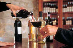 Somellier versa vino rosso decanter
